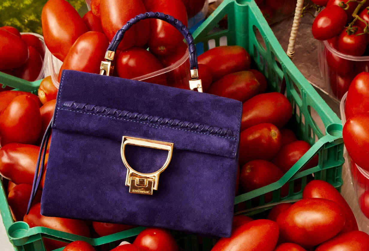 la borsa Coccinelle blu e pomodori sotto
