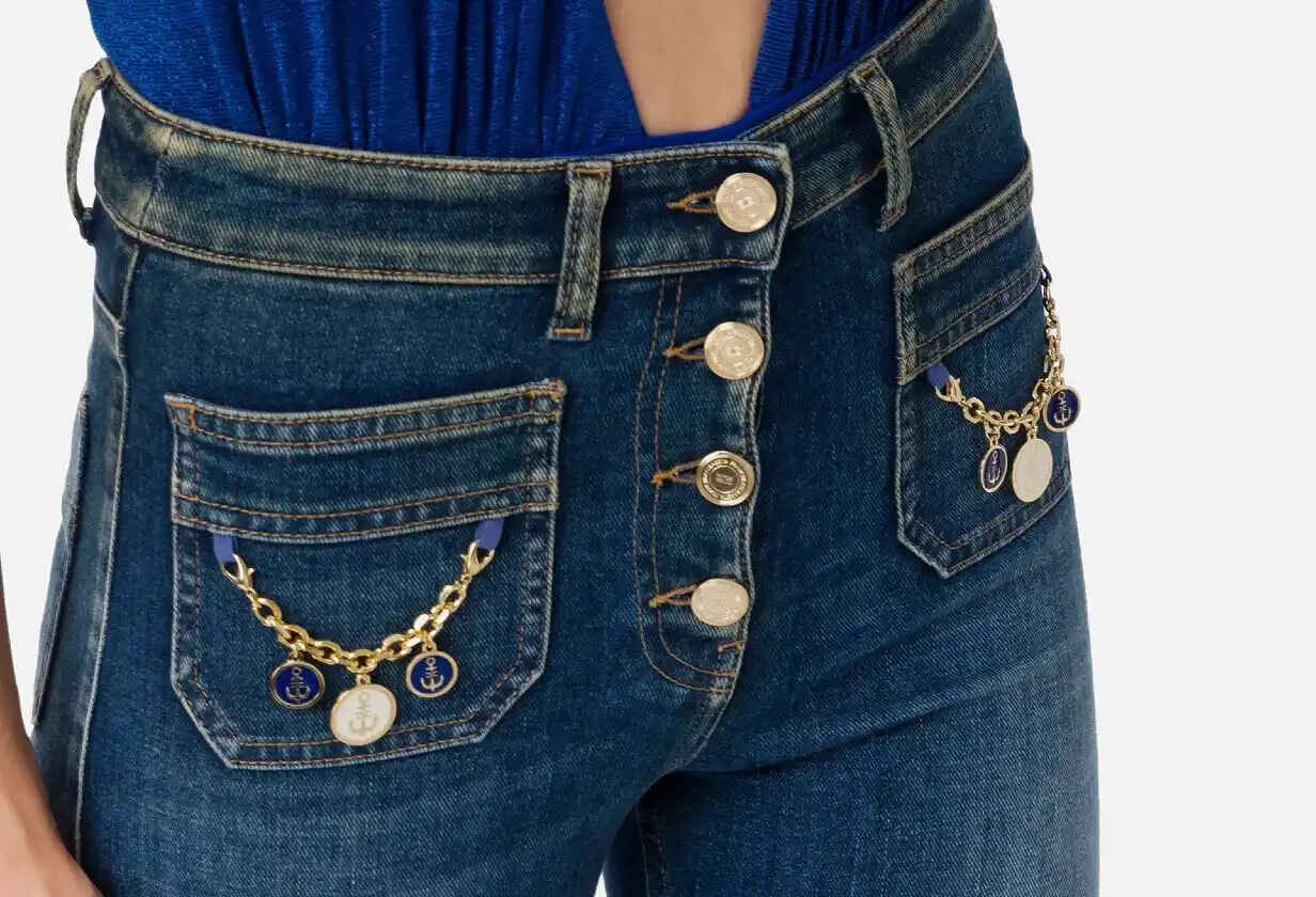 jeans blu con gioielli da Elisabetta Franchi