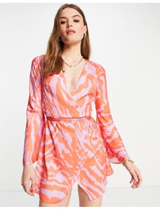 ASOS DESIGN - Vestito corto a portafoglio in raso arancione e lilla con stampa-Multicolore