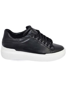 Malu Shoes Sneakers uomo bassa linea basic in vera pelle nera con fortino tono su tono e lacci in tinta fondo in gomma bianco