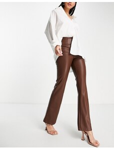 ASOS DESIGN - Pantaloni a zampa in pelle sintetica color cioccolato-Marrone