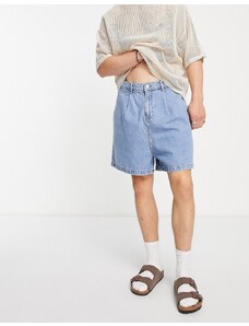 ASOS DESIGN - Pantaloncini di jeans plissettati sul davanti lavaggio medio-Blu