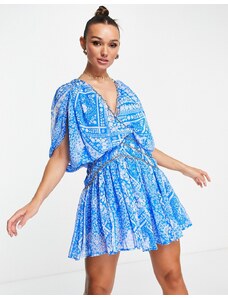 ASOS DESIGN - Vestito corto stile blusa con dettaglio con spalline a catena, colore blu con stampa a fiori-Multicolore