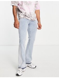 ASOS DESIGN - Jeans a zampa elasticizzato lavaggio blu chiaro con pannello laterale e dettaglio sul fondo