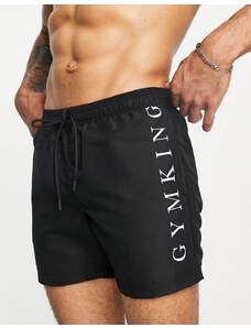 Gym King - Pantaloncini da bagno neri con logo tono su tono-Nero