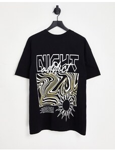 Night Addict - T-shirt nera con stampa grafica sul petto-Nero