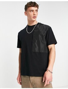 Topman - T-shirt oversize nera con tasca sul petto in nylon-Nero