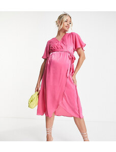 River Island Maternity - Vestito midi avvolgente in raso rosa acceso con manica con volant
