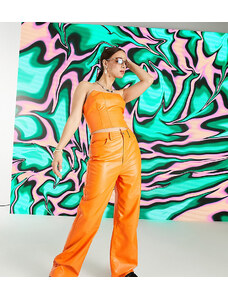 COLLUSION - Pantaloni dad in pelle sintetica arancione stile anni '90 con dettagli stile carpenter e fascia in vita a forma di V