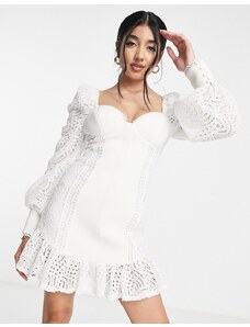 ASOS DESIGN - Vestito corto color avorio con fondo peplo, coppe e maniche in pizzo-Bianco