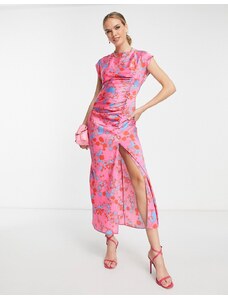 ASOS DESIGN - Vestito lungo in raso rosa a fiori con maniche ad aletta e lato arricciato con bottoni-Multicolore