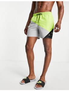 Nike Swimming - Pantaloncini da 5" con motivo colorblock diagonale verde