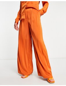 Aria Cove - Pantaloni a fondo ampio in raso color ruggine-Arancione