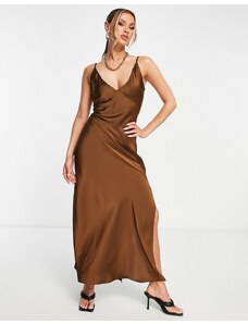 Aria Cove - Vestito lungo con scollo profondo in raso marrone con spacco sulla coscia