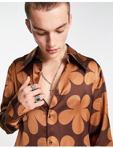 ASOS DESIGN - Camicia in raso marrone con colletto anni '70 e stampa floreale grande
