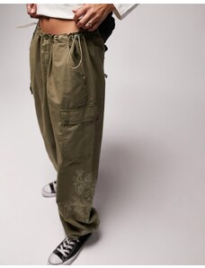 Topshop - Pantaloni cargo a vita bassa stile parachute kaki con ricami-Verde