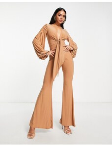 ASOS DESIGN - Tuta jumpsuit elegante allacciata sul davanti con scollo profondo color moka-Marrone