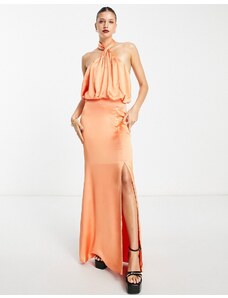 Pretty Lavish - Vestito lungo in raso arancione con incrocio sul collo