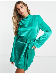 Pretty Lavish - Jayda - Vestito corto allacciato in vita in raso verde smeraldo