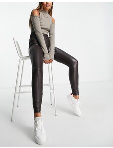 River Island - Pantaloni skinny in pelle sintetica con dettaglio con zip marrone scuro