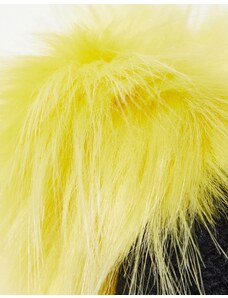 Reclaimed Vintage - Berretto unisex nero e giallo con logo e pompon in pelliccia sintetica