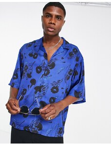 ASOS DESIGN - Camicia oversize con spalle scivolate in raso blu con colletto a rever e stampa floreale