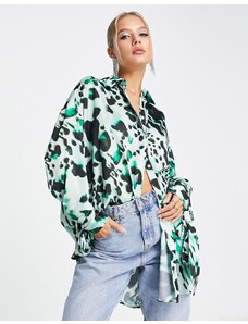 ASOS DESIGN - Camicia oversize in raso verde sfocato leopardato con polsini-Multicolore