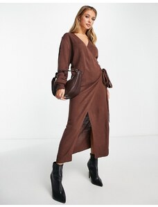 Pretty Lavish - Beau - Vestito in maglia avvolgente allacciato in vita marrone cioccolato