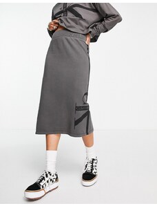 Calvin Klein Jeans - Gonna con monogramma con riga grigio slavato in coordinato