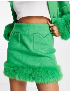 Miss Selfridge - Minigonna verde con finiture in pelliccia sintetica e tasche a cuore in coordinato