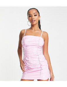 Miss Selfridge Petite - Vestito con spalline sottili arricciato in vinile rosa