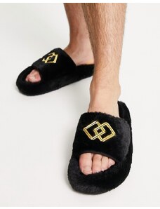 ASOS DESIGN - Pantofole in pelliccia sintetica nera con suola spessa e dettaglio dorato-Nero