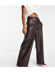 New Look Petite - Pantaloni a fondo ampio in pelle sintetica marroni-Marrone
