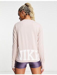 Nike Running - Swoosh Run Dri-FIT - Top a maniche lunghe rosa pallido con logo stile college sul retro