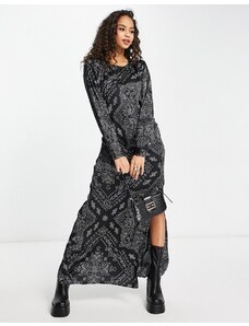 Vero Moda - Vestito lungo arricciato in raso nero con spacco e stampa cachemire