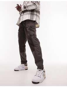 Topman - Pantaloni cargo ampi marroni con design cut and sew e cintura-Marrone