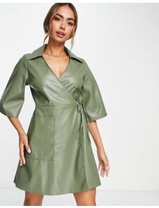 ASOS DESIGN - Vestito corto a portafoglio in pelle sintetica con tasca verde oliva