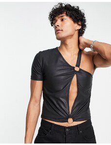 ASOS DESIGN - T-shirt corta attillata in pelle sintetica nera a una manica con cut-out sul davanti-Nero