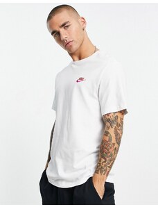 Nike Club - T-shirt bianca con logo arancione-Bianco