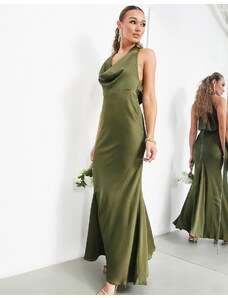 ASOS DESIGN - Vestito lungo da damigella in raso verde oliva con scollo ad anello allacciato al collo