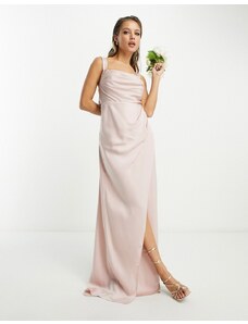 ASOS DESIGN Bridesmaid - Vestito lungo da damigella in raso rosa cipria drappeggiato con fiocco sul retro