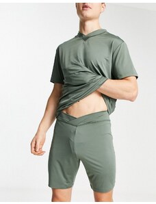 ASOS DESIGN - Pigiama verde con T-shirt con scollo a V e pantaloncini