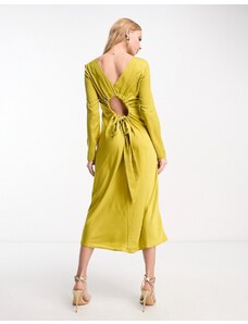 ASOS DESIGN - Vestito lungo a maniche lunghe in raso verde oliva con coulisse sul retro
