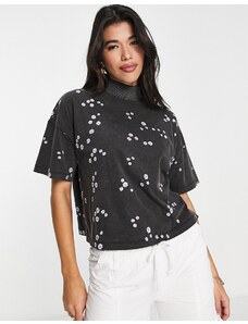 ASOS DESIGN - T-shirt squadrata accollata antracite slavato con ricamo di margherite-Grigio