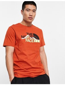 The North Face - Mountain Line - T-shirt ruggine con scritta sul petto-Arancione