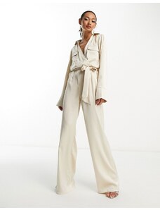 Pretty Lavish - Tuta jumpsuit multitasche allacciata in vita in raso color crema-Bianco