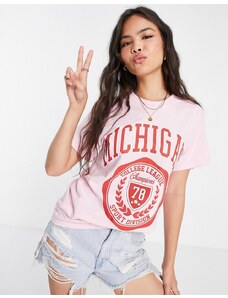 Miss Selfridge - T-shirt oversize rosa con grafica "Michigan" stampata sul davanti
