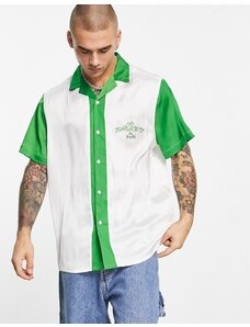 ASOS DESIGN - Camicia stile bowling comoda in raso con ricamo sul petto e rever-Verde