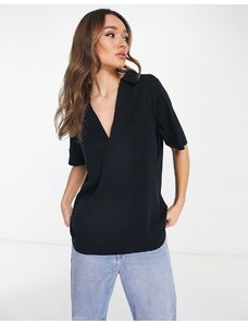 ASOS DESIGN - Camicia comoda stile polo nera con profondo scollo a V-Black