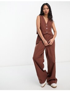 ASOS DESIGN - Tuta jumpsuit 2 in 1 con gilet marrone effetto lino-Brown